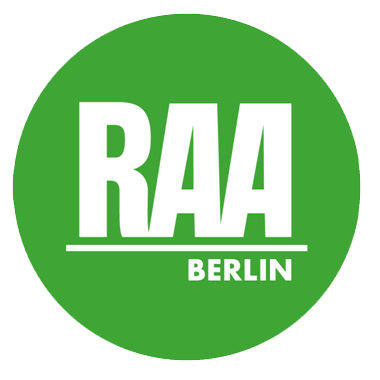 Das Logo der RAA Berlin ist ein grüner, gefüllter Kreis in dem in weißer Schriftt RAA steht. Darunter in klein Berlin
